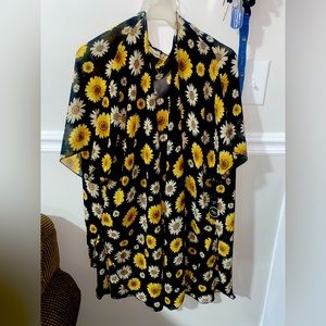 Beautiful Sunflower cover, 2X, Brand: Liberty. Never worn!